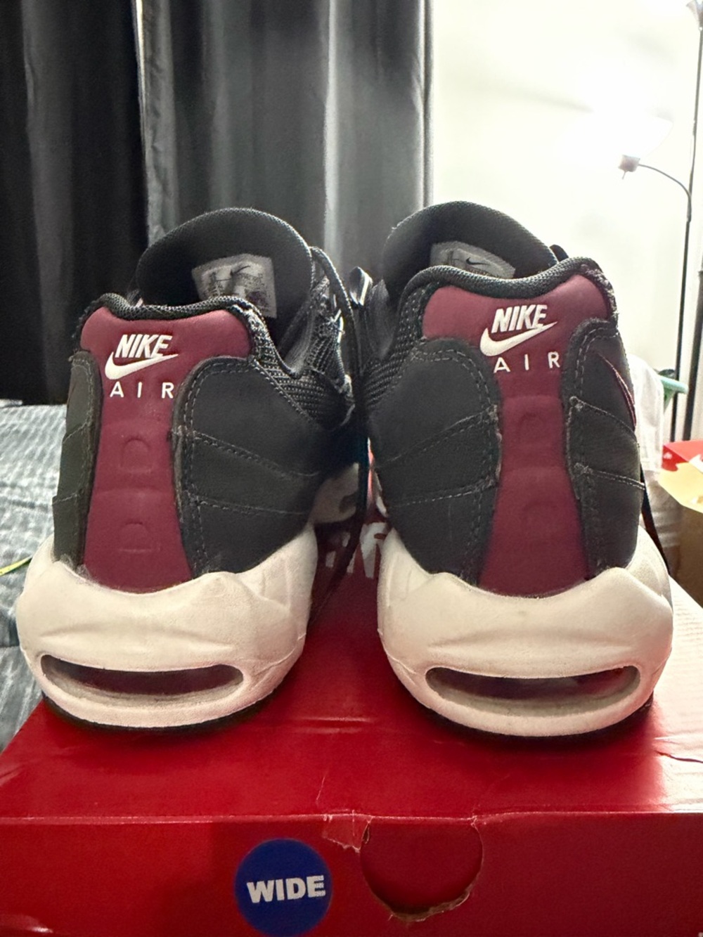 Nike Men’s Black and Burgundy Air Max 95 - Picture 4 of 6